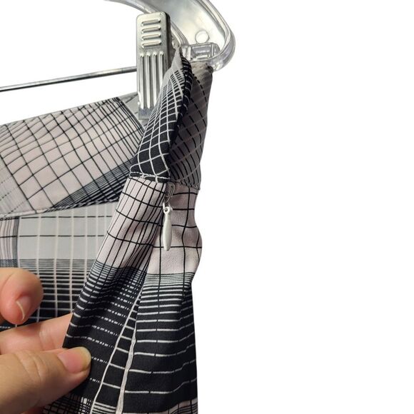 Izod Golf Grid Print Skort, Built-in Shorts Black White, Size 10 - Picture 9 of 10